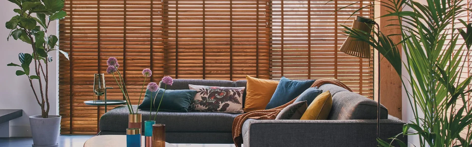 raamdecoratie_houten-jaloezien_actie raamdecoratie_houten-jaloezien_actie